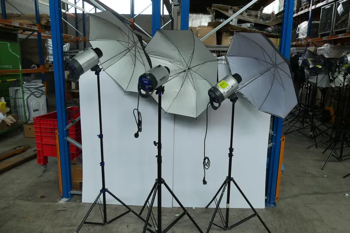 Konvolut Hensel Studioblitze mit Stativen und Schirmen (Walimex) Modell: Integra 250 Plus, Expert Pro 250 Plus